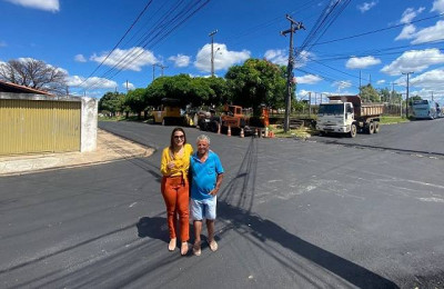 Vereadora Elzuila Calisto inspeciona obra de pavimentação no Lourival Parente